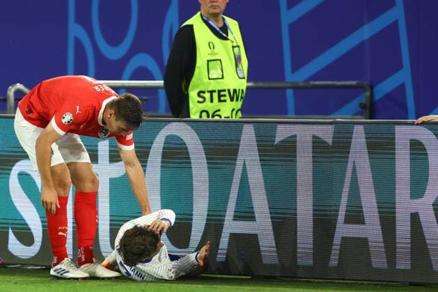 Antoine Griezmann of France goes down with a facial injury Austria v France, UEFA European Championship, EM, Europameisterschaft 2024, Group D, Football, Dusseldorf Arena, Dusseldorf, Germany, 17 Jun 2024 EDITORIAL USE ONLY No use with unauthorised audio, video, data, fixture lists, club league logos or live services. Online in-match use limited to 120 images, no video emulation. No use in betting, games or single club league player publications. Copyright: xKieranxMcManus Shutterstockx 14539693ay