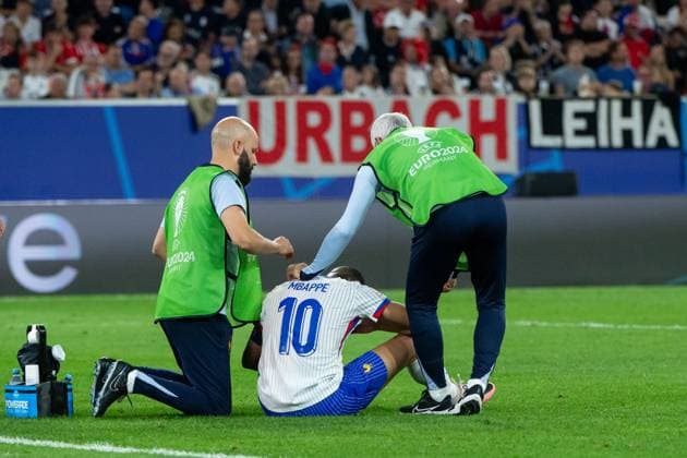 Kylian Mbappe (Frankreich, 10) ist verletzt und wird behandelt, GER, Austria (AUT) vs France (FRA), Fussball Europameisterschaft, UEFA EURO, EM, Europameisterschaft,Fussball 2024, Gruppe D, 1. Spieltag, 17.06.2024 GER, Austria (AUT) vs France (FRA), Fussball Europameisterschaft, UEFA EURO 2024, Gruppe D, 1. Spieltag, 17.06.2024 Duesseldorf Copyright: xEibner-Pressefoto Memmlerx EP_MMR
