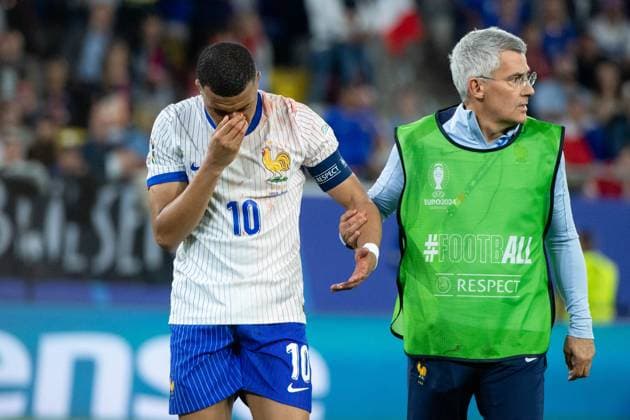 Kylian Mbappe (Frankreich, 10) ist verletzt und wird behandelt, GER, Austria (AUT) vs France (FRA), Fussball Europameisterschaft, UEFA EURO, EM, Europameisterschaft,Fussball 2024, Gruppe D, 1. Spieltag, 17.06.2024 GER, Austria (AUT) vs France (FRA), Fussball Europameisterschaft, UEFA EURO 2024, Gruppe D, 1. Spieltag, 17.06.2024 Duesseldorf Copyright: xEibner-Pressefoto Memmlerx EP_MMR