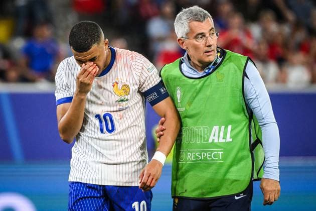 June 17, 2024, Dusseldorf, France, Germany: Kylian MBAPPE of France looks injured during the UEFA EURO, EM, Europameisterschaft,Fussball 2024, Group D match between Austria and France at Merkur Spiel-Arena on June 17, 2024 in Dusseldorf, Germany. Dusseldorf Germany - ZUMAm308 20240617_zsp_m308_006 Copyright: xMatthieuxMirvillex