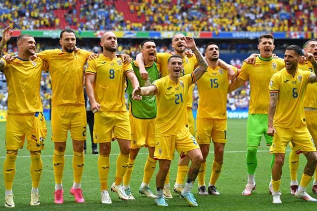 Schlussjubel,Teamfoto,Team, vorne Nicolae STANCIU (ROM,21), Jubel,Freude,Begeisterung,Aktion. Gruppenphase Gruppe C Rumaenien (ROU) - Ukraine (UKR) 3-0, am 17.06.2024 Fussball Arena Muenchen, Fussball UEFA EURO, EM, Europameisterschaft,Fussball 2024 GERMANY vom 14.06.2024 - 14.07.2024.