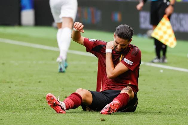 Im Bild: Yannick Carrasco (Belgium, 11), Foul, Verletzung 17.06.2024, Belgien vs. Slowakei, Europameisterschaft 2024, 1. Spieltag, Deutschland, Frankfurt am Main, Deutsche Bank Park, DFL REGULATIONS PROHIBIT ANY USE OF PHOTOGRAPHS AS IMAGE SEQUENCES AND OR QUASI-VIDEO. Copyright: HMBxMedia xJulienxBecker