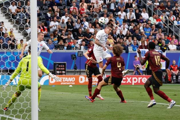 Im Bild: v.li. Goalkeeper Koen Casteels (Belgium, 1), Denis Vavro (Slovakia, 3), Zeno Debast (Belgium, 2), Juraj Kucka (Slovakia, 19), Kopfball, Wout Faes (Belgium, 4) und Orel Mangala (Belgium, 18), Torchance 17.06.2024, Belgien vs. Slowakei, Europameisterschaft 2024, 1. Spieltag, Deutschland, Frankfurt am Main, Deutsche Bank Park, DFL REGULATIONS PROHIBIT ANY USE OF PHOTOGRAPHS AS IMAGE SEQUENCES AND OR QUASI-VIDEO. Copyright: HMBxMedia xJulienxBecker