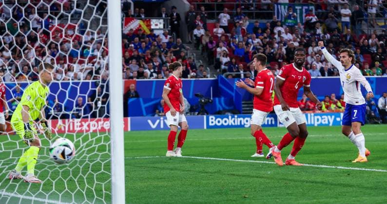 Austria v France - UEFA EURO, EM, Europameisterschaft,Fussball 2024 Patrick Pentz, Marcel Sabitzer, Maximilian Wober, Kevin Danso, Antoine Griezmann are looking at the first goal for France during the UEFA Euro 2024 Group D match between Austria and France, at the Düsseldorf Arena in Düsseldorf, Germany, 17 June 2024. Düsseldorf Germany Copyright: xAndrzejxIwanczukx originalFilename:iwanczuk-austriav240617_npWui.jpg