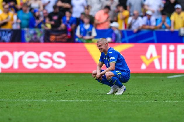 Oleksandr Zinchenko (Ukraine) geht enttaeuscht in die Knie, UEFA EURO, EM, Europameisterschaft,Fussball 2024 - Group E, Romania vs Ukraine, Fussball Arena Muenchen am 17. June 2024 in Muenchen, Deutschland. (Foto von Silas Schueller DeFodi Images) Oleksandr Zinchenko (Ukraine) is disappointed on his knees, UEFA EURO 2024 - Group E, Romania vs Ukraine, Munich Football Arena on June 17, 2024 in Muenchen, Germany. (Photo by Silas Schueller DeFodi Images) Muenchen Munich Football Arena Bavaria Germany