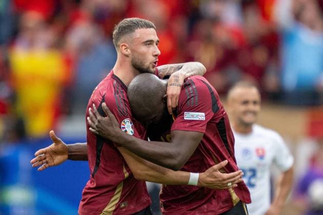 GER, EURO 2024, Group E, Belgien (BEL) vs Slowakei (SVK) 17.06.2024, Frankfurt Arena, Frankfurt, GER, EURO 2024, Group E, Belgien (BEL) vs Slowakei (SVK) Im Bild: Jubel nach dem Tor zum 1 : 1 ;Torjubel Jubel; jubelt; jubeln; Gestik, Mimik, Emotionen; Zeno Debast (Belgien BEL, 02); Himmel Romelu Lukaku (Belgien BEL, 10); Einzelaktion, Halbkörper Halbkoerper; Freisteller, Einzelbild, Aktion, Action, Spielszene;