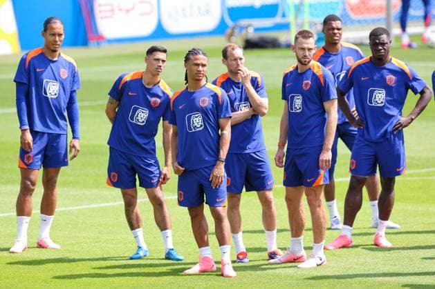 2024-06-18 Training Session Netherlands WOLFSBURG, GERMANY - JUNE 18: Virgil van Dijk of the Netherlands, Tijjani Reijnders of the Netherlands, Nathan Ake of the Netherlands, Daley Blind of the Netherlands, Stefan de Vrij of the Netherlands, Denzel Dumfries of the Netherlands and Brian Brobbey of the Netherlands during a training session prior to the Group D - UEFA EURO, EM, Europameisterschaft,Fussball 2024 match between Netherlands and France at AOK Stadium on June 18, 2024 in Wolfsburg, Germany. (Photo by Peter Lous BSR Agency) Wolfsburg Germany Content not available for redistribution in The Netherlands directly or indirectly through any third parties. Copyright: xBSRxAgencyx