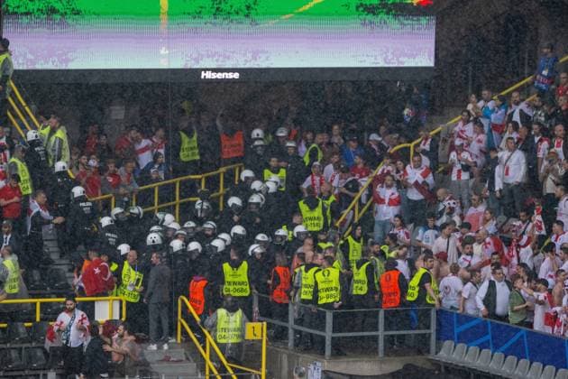 GER, EURO 2024, Group F, Türkei (Tur) vs Georgien (GEO) 18.06.2024, BVB Stadium Dortmund, Dortmund, GER, EURO 2024, Group F, Türkei (Tur) vs Georgien (GEO) Im Bild: Aufeinandertreffen der Fans Krawall Fankrawalle Gestik, Mimik, Emotionen; Die Polizei muss einschreiten, Hundertschaft