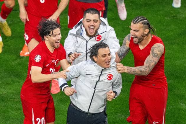 GER, EURO 2024, Group F, Türkei (Tur) vs Georgien (GEO) 18.06.2024, BVB Stadium Dortmund, Dortmund, GER, EURO 2024, Group F, Türkei (Tur) vs Georgien (GEO) Im Bild: Vincenzo Montella (Turkey TUR, Head coach); Abduelkerim Bardakci (Tuerkei TUR, 14); Ferdi Kadioglu (Tuerkei TUR, 20); Jubel nach dem Spiel