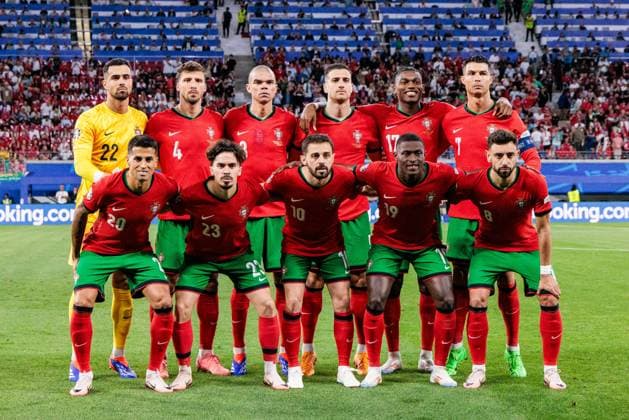 UEFA EURO 2024: Portugal - Tschechien; 18.06.2024 Die portugisische Startelf: Hintere Reihe von links: Diogo Meireles da Costa (Portugal, 22), Ruben Dias (Portugal, 4), Kepler Laveran de Lima Ferreira Pepe (Portugal, 3), Jose Diogo Dalot Teixeira (Portugal, 5), Rafael Alexandre da Conceicao Leao (Portugal, 17), Cristiano Ronaldo dos Santos Aveiro (Portugal, 7) Vordere Reihe von links: Joao Pedro Cavaco Cancelo (Portugal, 20), Vitor Machado Ferreira Vitinha (Portugal, 23), Bernardo Mota Veiga De Carvalho E Silva (Portugal, 10), Nuno Alexandre Tavares Mendes (Portugal, 19), Bruno Miguel Borges Fernandes (Portugal, 8) UEFA EURO 2024: Portugal - Tschechien; Leipzig Stadium, Leipzig am 18.06.2024 Copyright: xBEAUTIFULxSPORTS Wunderlx