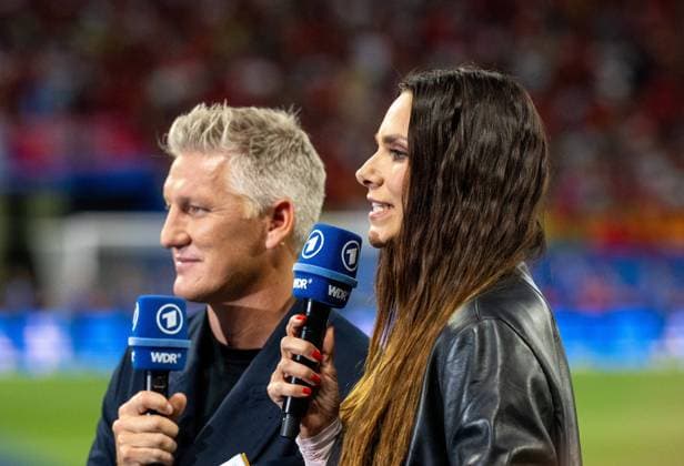Fussball, Herren, Saison 2023 24, UEFA EURO, EM, Europameisterschaft,Fussball 20204, Gruppe F (1. Spieltag) in Leipzig, Portugal - Tschechien, v. l. Experte Bastian Schweinsteiger, Moderatorin Esther Sedlaczek, 18.06. 2024, Copyright: xMatthiasxKochx