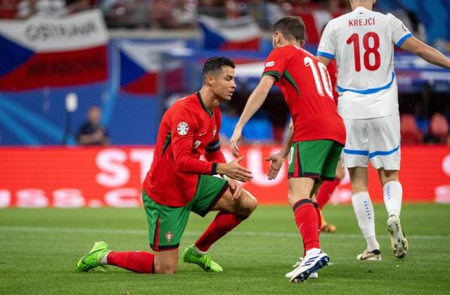 Fussball, Herren, Saison 2023 24, UEFA EURO, EM, Europameisterschaft,Fussball 20204, Gruppe F (1. Spieltag) in Leipzig, Portugal - Tschechien, v. l. Cristiano Ronaldo (Portugal), Bernardo Silva (Portugal), 18.06. 2024, Copyright: xMatthiasxKochx