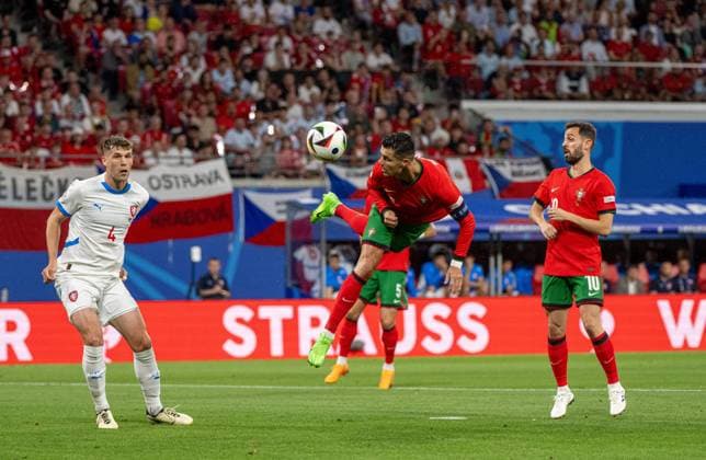 Sport Bilder des Tages Fussball, Herren, Saison 2023 24, UEFA EURO, EM, Europameisterschaft,Fussball 20204, Gruppe F (1. Spieltag) in Leipzig, Portugal - Tschechien, v. l. Robin Hranac (Tschechien), Cristiano Ronaldo (Portugal), Bernardo Silva (Portugal), 18.06. 2024, Copyright: xMatthiasxKochx