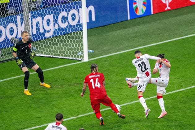 GER, EURO 2024, Group F, Türkei (Tur) vs Georgien (GEO) 18.06.2024, BVB Stadium Dortmund, Dortmund, GER, EURO 2024, Group F, Türkei (Tur) vs Georgien (GEO) Im Bild: Georges Mikautadze (Georgien GEO, 22); undGiorgi Kochorashvili (Georgien GEO, 06); behindern sich gegenseitig und Abduelkerim Bardakci (Tuerkei TUR, 14); kann klären