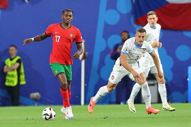 Portugal - Tschechien UEFA EURO, EM, Europameisterschaft,Fussball 2024 Leipzig, 18.06.2024, Leipzig Stadium, UEFA EURO 2024 Germany , Gr. F Vorrunde , PORTUGAL vs. TSCHECHIEN , Im Bild v.l.: Rafael Leao (17, Portugal) und Tomas Vlcek (3, Tschechien)