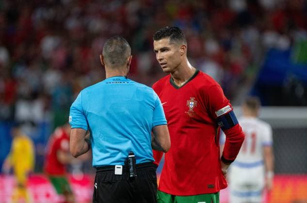 Fussball, Herren, Saison 2023 24, UEFA EURO, EM, Europameisterschaft,Fussball 20204, Gruppe F (1. Spieltag) in Leipzig, Portugal - Tschechien, v. l. Schiedsrichter Marco Guida (ITA), Cristiano Ronaldo (Portugal), 18.06. 2024, Copyright: xMatthiasxKochx