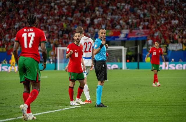 Fussball, Herren, Saison 2023 24, UEFA EURO, EM, Europameisterschaft,Fussball 20204, Gruppe F (1. Spieltag) in Leipzig, Portugal - Tschechien, v. l. Rafael Leao (Portugal), Bernardo Silva (Portugal), Schiedsrichter Marco Guida (ITA), 18.06. 2024, Copyright: xMatthiasxKochx