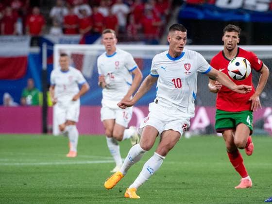 Patrik Schick (Tschechien, 010) im Zweikampf mit Ruben Dias (Portugal, 04), GER, Portugal (POR) vs Czech Republic (CZE), Fussball Europameisterschaft, UEFA EURO, EM, Europameisterschaft,Fussball 2024, Gruppe F, 1. Spieltag, 18.06.2024 GER, Portugal (POR) vs Czech Republic (CZE), Fussball Europameisterschaft, UEFA EURO 2024, Gruppe F, 1. Spieltag, 18.06.2024 Leipzig Copyright: xEibner-Pressefoto Memmlerx EP_MMR