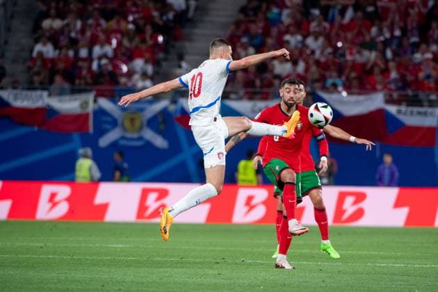 Patrik Schick (Tschechien, 010) im Zweikampf mit Bruno Miguel Borges Fernandes (Portugal, 08), GER, Portugal (POR) vs Czech Republic (CZE), Fussball Europameisterschaft, UEFA EURO, EM, Europameisterschaft,Fussball 2024, Gruppe F, 1. Spieltag, 18.06.2024 GER, Portugal (POR) vs Czech Republic (CZE), Fussball Europameisterschaft, UEFA EURO 2024, Gruppe F, 1. Spieltag, 18.06.2024 Leipzig Copyright: xEibner-Pressefoto Memmlerx EP_MMR