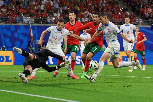 Sport Bilder des Tages Robin Hranac of Czechia scores an own goal to make it 1-1 after Jindrich Stanek of Czechia pushes the ball into their path Portugal v Czechia, UEFA European Championship, EM, Europameisterschaft 2024, Group F, Football, Leipzig Stadium, Leipzig, Germany, 18 Jun 2024 EDITORIAL USE ONLY No use with unauthorised audio, video, data, fixture lists, club league logos or live services. Online in-match use limited to 120 images, no video emulation. No use in betting, games or single club league player publications. Copyright: xMattxWest Shutterstockx 14543474bz