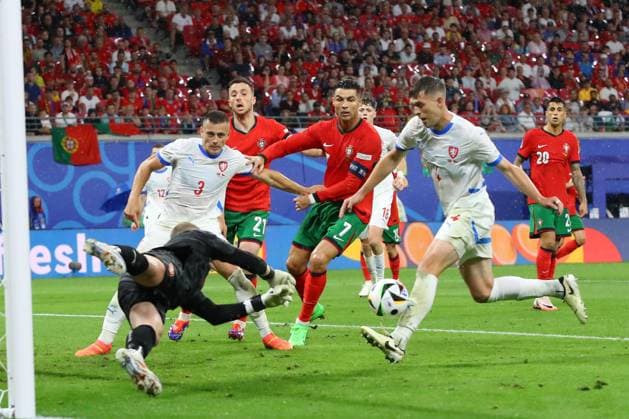 Portugal - Tschechien UEFA EURO, EM, Europameisterschaft,Fussball 2024 Leipzig, 18.06.2024, Leipzig Stadium, UEFA EURO 2024 Germany , Gr. F Vorrunde , PORTUGAL vs. TSCHECHIEN , Im Bild: Tor für Portugal, Robin Hranac (4, Tschechien) trifft ins eigene Tor