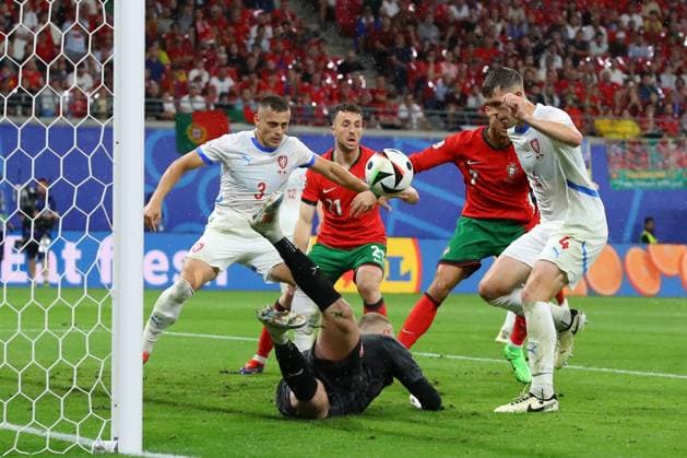 Portugal - Tschechien UEFA EURO, EM, Europameisterschaft,Fussball 2024 Leipzig, 18.06.2024, Leipzig Stadium, UEFA EURO 2024 Germany , Gr. F Vorrunde , PORTUGAL vs. TSCHECHIEN , Im Bild: Tor für Portugal, Robin Hranac (4, Tschechien) trifft ins eigene Tor