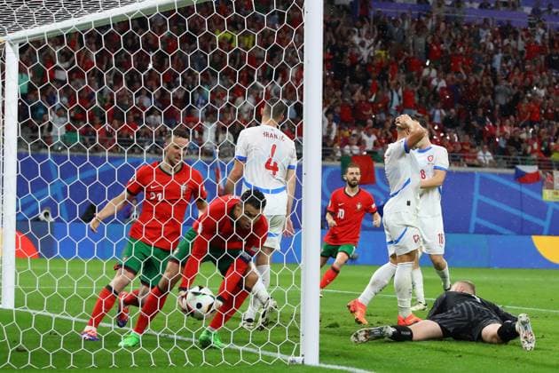 Portugal - Tschechien UEFA EURO, EM, Europameisterschaft,Fussball 2024 Leipzig, 18.06.2024, Leipzig Stadium, UEFA EURO 2024 Germany , Gr. F Vorrunde , PORTUGAL vs. TSCHECHIEN , Im Bild: Tor für Portugal, Robin Hranac (4, Tschechien) trifft ins eigene Tor