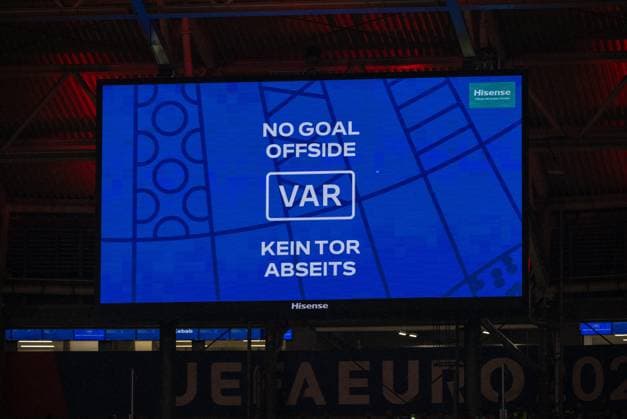 Fussball, Herren, Saison 2023 24, UEFA EURO, EM, Europameisterschaft,Fussball 20204, Gruppe F (1. Spieltag) in Leipzig, Portugal - Tschechien, Anzeigetafel, das vermeintliche Tor zum 2:1 durch Diogo Jota (Portugal) zählt nicht, weil Cristiano Ronaldo (Portugal) zuvor im Abseits stand, 18.06. 2024, Copyright: xMatthiasxKochx