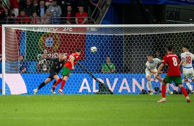 Fussball, Herren, Saison 2023 24, UEFA EURO, EM, Europameisterschaft,Fussball 20204, Gruppe F (1. Spieltag) in Leipzig, Portugal - Tschechien, Diogo Jota (Portugal) erzielt das vermeintliche Tor zum 2:1, das Tor zählt nicht, weil Cristiano Ronaldo (Portugal) zuvor im Abseits stand, 18.06. 2024, Copyright: xMatthiasxKochx