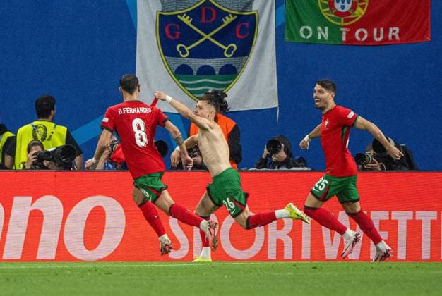 Fussball, Herren, Saison 2023 24, UEFA EURO, EM, Europameisterschaft,Fussball 20204, Gruppe F (1. Spieltag) in Leipzig, Portugal - Tschechien, v. l. Bruno Fernandes (Portugal), Francisco Conceicao (Portugal), Pedro Neto (Portugal), Jubel nach Tor zum 2:1, 18.06. 2024, Copyright: xMatthiasxKochx