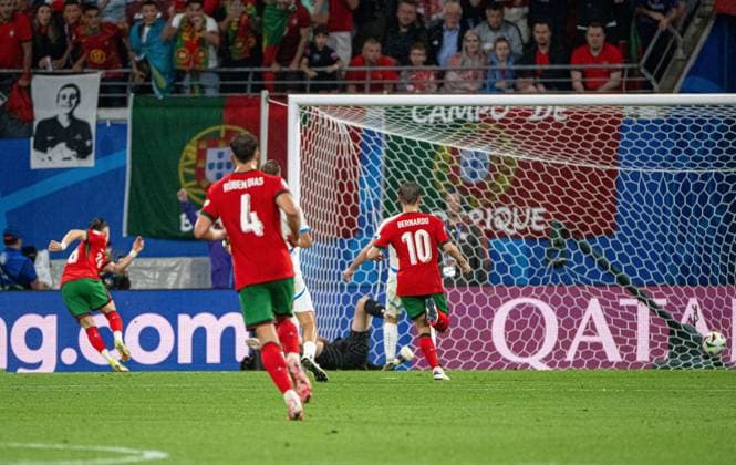 Fussball, Herren, Saison 2023 24, UEFA EURO, EM, Europameisterschaft,Fussball 20204, Gruppe F (1. Spieltag) in Leipzig, Portugal - Tschechien, v. l. Francisco Conceicao (Portugal) erzielt das Tor zum 2:1 gegen Torhüter Jindrich Stanek (Tschechien), 18.06. 2024, Copyright: xMatthiasxKochx