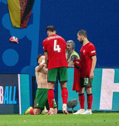 Fussball, Herren, Saison 2023 24, UEFA EURO, EM, Europameisterschaft,Fussball 20204, Gruppe F (1. Spieltag) in Leipzig, Portugal - Tschechien, v. l. Francisco Conceicao (Portugal), Ruben Dias (Portugal), Bernardo Silva (Portugal), Jubel nach Tor zum 2:1, 18.06. 2024, Copyright: xMatthiasxKochx