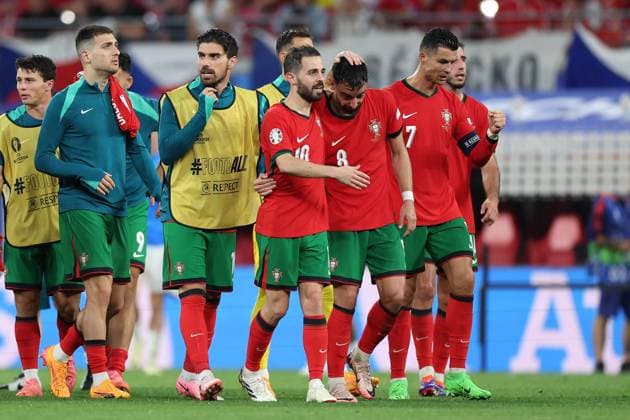 Leipzig Stadium Leipzig, Tuesday, June 18, 2024 UEFA EURO, EM, Europameisterschaft,Fussball 2024 Germany, Group F stage Matchday 1 Group F Portugal - Czechia, Ruben Neves (Portugal), Joao Cancelo (Portugal), Bruno Fernandes (Portugal), Cristiano Ronaldo (Portugal) jubeln jubelt nach Spielende. bedankt sich bei den Fans, bedanken, Dank. Mannschaft nach dem Spiel, after the match bedankt sich bei den Fans, applauds the fans Copyright: JoaquimxFerreira