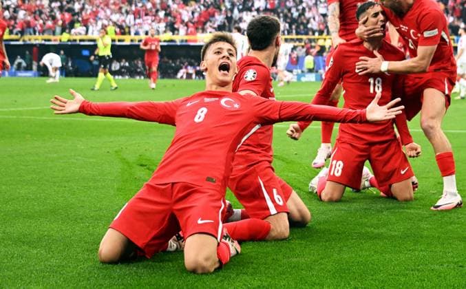 Sport Bilder des Tages Fussball, Europameisterschaft, EURO 2024, Gruppe F, Signal-Iduna-Park Dortmund: Türkei - Georgien 3:1; Jubel Mert Müldür (TUR) nach seinem Tor zum 1:0, zusammen mit Arda Güler (TUR), Baris Alper Yilmaz (TUR), Hakan Calhanoglu (TUR), Samet Akaydin (TUR). Jubel, Freude, Aktion.