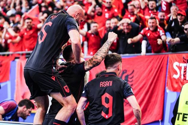 Torjubel Jubel Albanien nach Tor zum 0:1 per Kopfball Qazim Laci (Albanien, 14) GER, Kroatien vs. Albanien, Fussball Europameisterschaft, UEFA EURO, EM, Europameisterschaft,Fussball 2024, Spieltag 2, 19.06.2024 GER, Kroatien vs. Albanien, Fussball Europameisterschaft, UEFA Euro 2024, Spieltag 2, 19.06.2024 Hamburg Copyright: xEibner-Pressefoto MarcelxvonxFehrnx EP_MFN