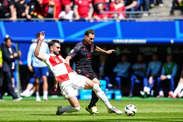 Josip Sutalo (Kroatien, 06), Nedim Bajrami (Albanien, 10) GER, Kroatien vs. Albanien, Fussball Europameisterschaft, UEFA EURO, EM, Europameisterschaft,Fussball 2024, Spieltag 2, 19.06.2024 GER, Kroatien vs. Albanien, Fussball Europameisterschaft, UEFA Euro 2024, Spieltag 2, 19.06.2024 Hamburg Copyright: xEibner-Pressefoto MarcelxvonxFehrnx EP_MFN