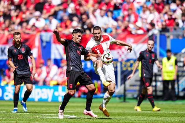 Qazim Laci (Albanien, 14), Mateo Kovacic (Kroatien, 08) GER, Kroatien vs. Albanien, Fussball Europameisterschaft, UEFA EURO, EM, Europameisterschaft,Fussball 2024, Spieltag 2, 19.06.2024 GER, Kroatien vs. Albanien, Fussball Europameisterschaft, UEFA Euro 2024, Spieltag 2, 19.06.2024 Hamburg Copyright: xEibner-Pressefoto MarcelxvonxFehrnx EP_MFN