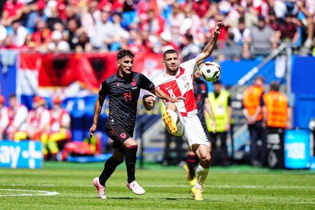 Qazim Laci (Albanien, 14), Mateo Kovacic (Kroatien, 08) GER, Kroatien vs. Albanien, Fussball Europameisterschaft, UEFA EURO, EM, Europameisterschaft,Fussball 2024, Spieltag 2, 19.06.2024 GER, Kroatien vs. Albanien, Fussball Europameisterschaft, UEFA Euro 2024, Spieltag 2, 19.06.2024 Hamburg Copyright: xEibner-Pressefoto MarcelxvonxFehrnx EP_MFN