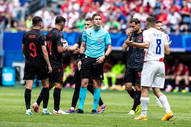 UEFA EURO, EM, Europameisterschaft,Fussball 2024: Albanien - Kroatien; 19.06.2024 Francois Letexier (Frankreich, Schiedsrichter), Mateo Kovacic (Kroatien, 8), Jasir Asani (Albania, 9), Qazim Laci (Albania, 14), Nedim Barjami (Albania, 10) UEFA EURO 2024: Kroatien - Albanien ; Volksparkstadion, Hamburg; 19.06.2024 Copyright: xBEAUTIFULxSPORTS Buriakovx