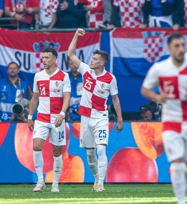 Fussball, Herren, Saison 2023 24, Euro 2024 Gruppe B (2. Spieltag) in Hamburg, Kroatien - Albanien, v.l. Ivan Perisic (Kroatien), Luka Sucic (Kroatien), Josip Juranovic (Kroatien), Jubel nach Tor zum 2:1, 19.06. 2024, Copyright: xSebastianxRäppold MatthiasxKochx