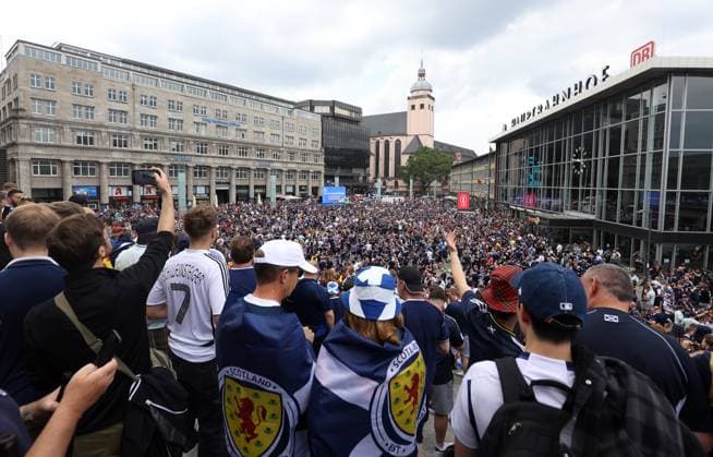 Sport Bilder des Tages Scotland fans soak up the atmosphere outside the Cologne Cathedral ahead of tonight s game Scotland v Switzerland, UEFA European Championship, EM, Europameisterschaft 2024, Group A, Football, Cologne Stadium, Cologne, Germany, 19 Jun 2024 EDITORIAL USE ONLY No use with unauthorised audio, video, data, fixture lists, club league logos or live services. Online in-match use limited to 120 images, no video emulation. No use in betting, games or single club league player publications. Copyright: xKieranxMcManus Shutterstockx 14543653b