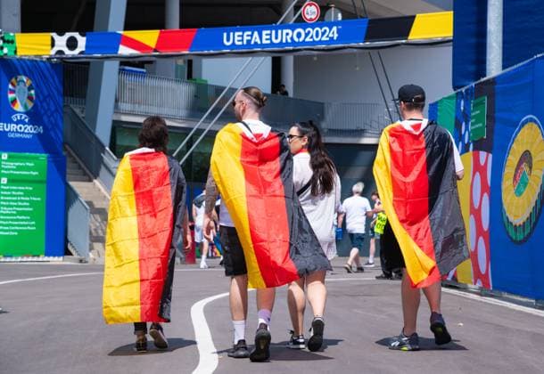 Sport Bilder des Tages Fans von Deutschland, UEFA EURO, EM, Europameisterschaft,Fussball 2024 - Group A, Germany vs Hungary, Arena Stuttgart am 19. June 2024 in Stuttgart, Deutschland. (Foto von Silas Schueller DeFodi Images) Fans of Germany, UEFA EURO 2024 - Group A, Germany vs Hungary, Arena Stuttgart on June 19, 2024 in Stuttgart, Germany. (Photo by Silas Schueller DeFodi Images) Defodi-0583267866st