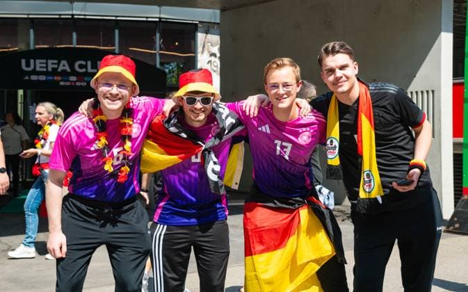 Deutsche Fans lachen, UEFA EURO, EM, Europameisterschaft,Fussball 2024 - Group A, Germany vs Hungary, Arena Stuttgart am 19. June 2024 in Stuttgart, Deutschland. (Foto von Silas Schueller DeFodi Images) German fans smile, UEFA EURO 2024 - Group A, Germany vs Hungary, Arena Stuttgart on June 19, 2024 in Stuttgart, Germany. (Photo by Silas Schueller DeFodi Images) Defodi-0583283346st