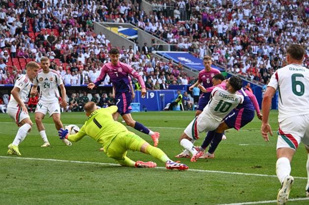 19.06.2024, xsltx, Fussball EM 2024, Deutschland - Ungarn emspor, v.l. Jamal Musiala (Deutschland, 10) schiesst Tor, schießt, Torschuetze, erzielt Tor, Treffer, scores the goal 1:0 (DFL DFB REGULATIONS PROHIBIT ANY USE OF PHOTOGRAPHS as IMAGE SEQUENCES and or QUASI-VIDEO) Stuttgart