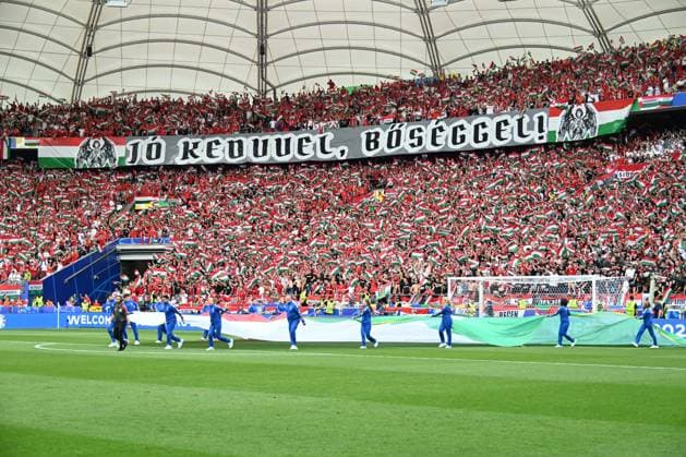 19.06.2024, xsltx, Fussball EM 2024, Deutschland - Ungarn emspor, v.l. Symbolfoto, Symbolbild, Symbol Fans, Zuschauer, Publikum, Tribuene Choreo, Choreografie, Choreographie Ungarn (DFL DFB REGULATIONS PROHIBIT ANY USE OF PHOTOGRAPHS as IMAGE SEQUENCES and or QUASI-VIDEO) Stuttgart