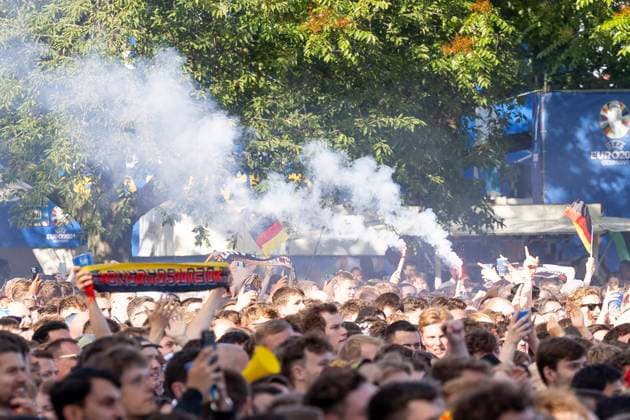 Fanzone Fanmeile Frankfurt am Main, 19.06.2024 Jubelnde feiernde Fans nach einem Tor für Deutschland, mit Fahnen, FLlaggen, Schal, Schals, Bengalo, Pyrotechnik, Rauch, Nebel, Fackel, Fanzone Fanmeile Frankfurt, Frankfurt am Main, Fanzone Fanmeile, 19.6.2024 Copyright: xBEAUTIFULxSPORTS Gawlikx
