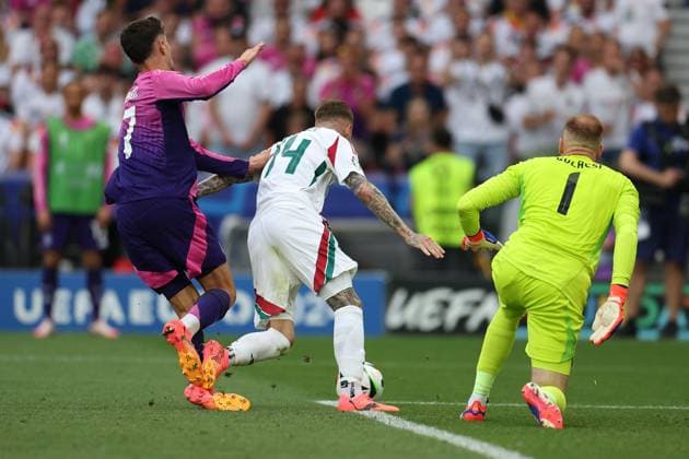Stuttgart, Arena Stuttgart Wednesday, June 19, 2024 UEFA EURO, EM, Europameisterschaft,Fussball 2024 Germany, Group A stage Matchday 2 Group A Germany - Hungary,Kai Havertz (Germany), Bendeguz Bolla (Hungary), goalkeeper, Torwart Peter Gulacsi (Hungary) Zweikampf, Action, Aktion, Battles for the Ball im Strafraum Copyright: JoaquimxFerreira
