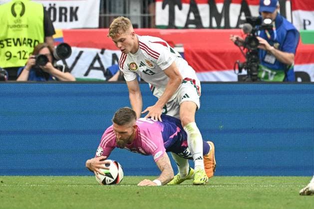 19.06.2024, xscotx, Fussball EM 2024, Deutschland - Ungarn, emspor, v.l. Robert Andrich (Deutschland, 23), Andras Schaefer (Schäfer, Ungarn, 13) Zweikampf, Duell, Kampf, tackle Stuttgart