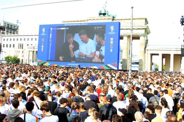 DEU, FIFA, EM-2024, Fanmeile, Brandenburger Tor, 19.06.2024, Brandenburger Tor, Berlin, DEU, FIFA, EM-2024, Fanmeile, Brandenburger Tor, im Bild Foto: Juergen Engler nordphoto GmbH