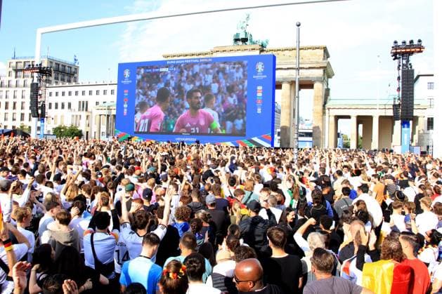 DEU, FIFA, EM-2024, Fanmeile, Brandenburger Tor, 19.06.2024, Brandenburger Tor, Berlin, DEU, FIFA, EM-2024, Fanmeile, Brandenburger Tor, im Bild Foto: Juergen Engler nordphoto GmbH